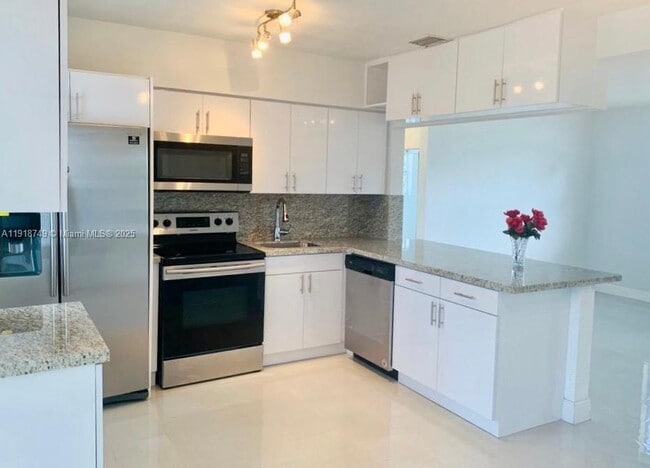 Building Photo - 1810 SW 22nd Ave