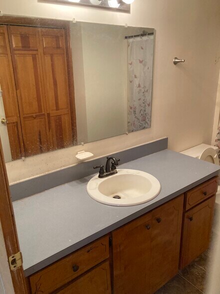 Building Photo - 211 Butterfly Dr