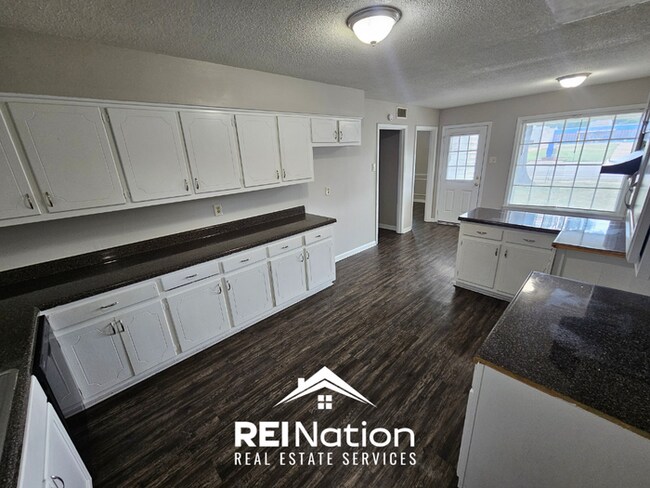 Building Photo - Grand 5BR/3BA East Memphis Estate | 2,603 Sq Ft, Hardwood Floors, Fireplace & Large Yard