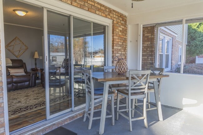 Building Photo - Spacious Stay for Crews | 4BR + Parking + ...