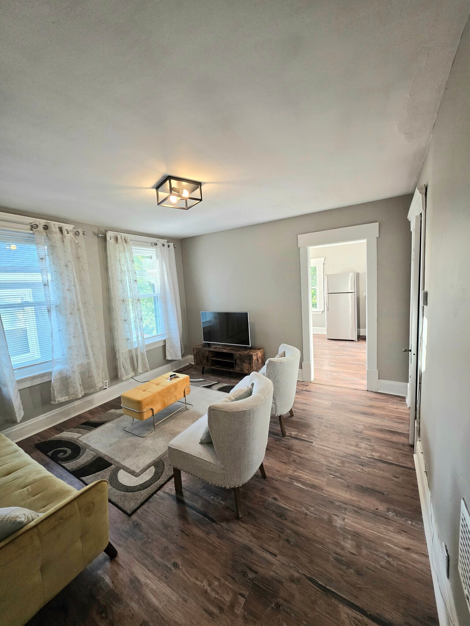 Living room - 220 E Oakland Ave