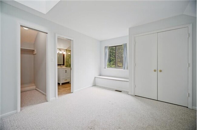 Building Photo - 1044 Commodore Dr