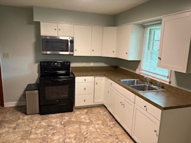 Building Photo - 2 Bedroom 1 Bathroom Home Available Soon