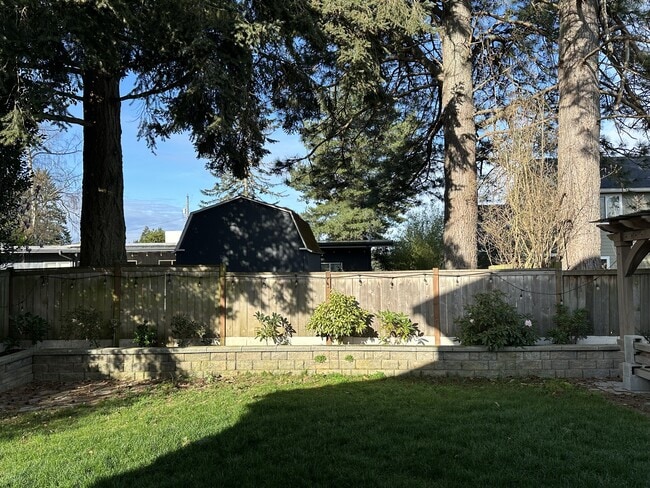 Building Photo - 3104 Sunset Dr W