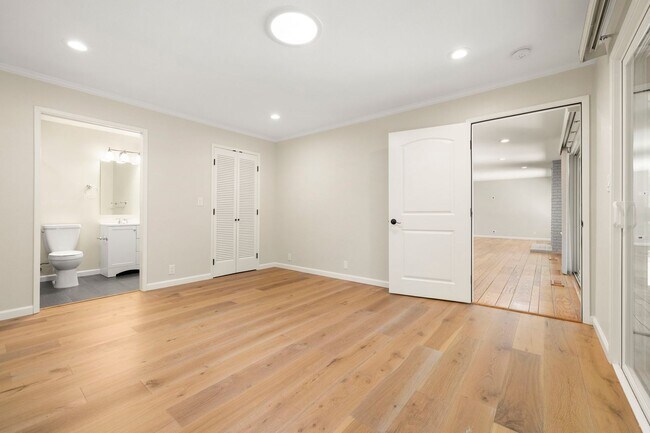 Building Photo - Spacious Menlo Park Retreat with 6 Bedroom...