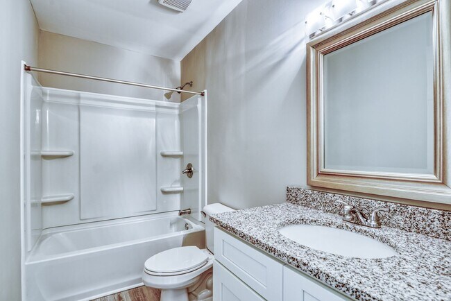 Building Photo - 2 bedroom 1 bath condo - Hampstead