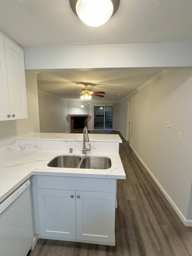 Building Photo - 2Bd/2Ba Kirkland Condo