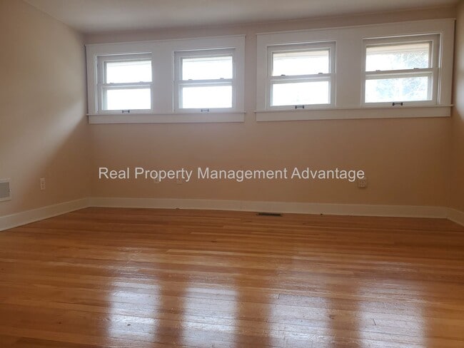 Building Photo - Craftsman Style, Modern Amenities Steps fr...