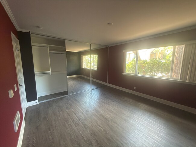 Building Photo - 8545 Villa La Jolla Dr