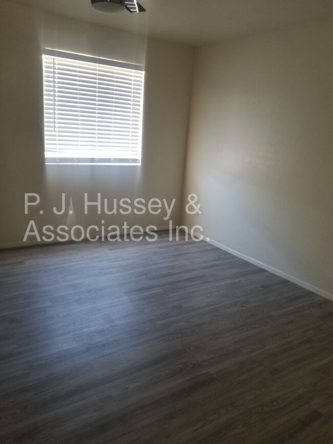 Building Photo - 3015 E Paradise Ln #102