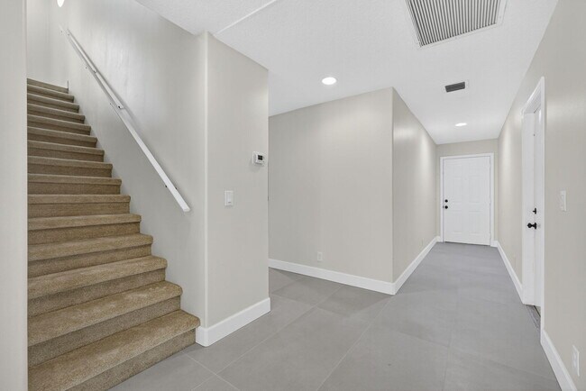 Building Photo - 1135 Staghorn St