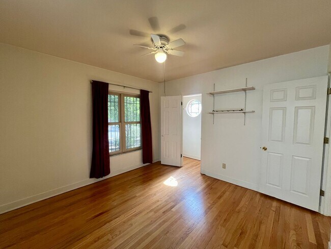 Building Photo - 3 Bedroom 2 Bathroom Charmer In Nob Hill!