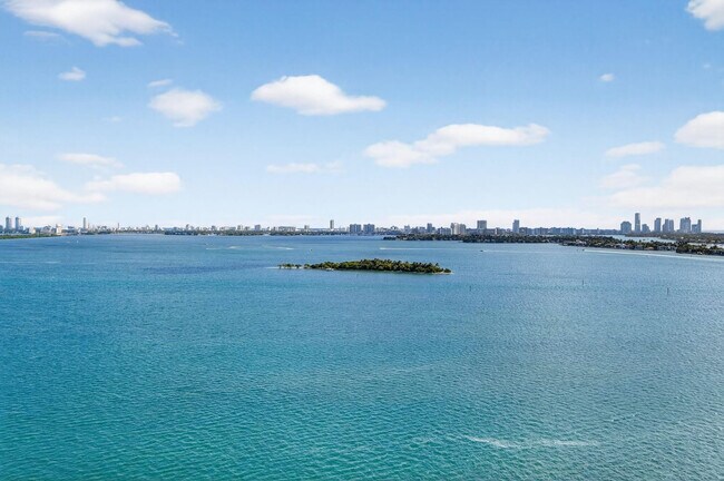 Building Photo - 700 NE 24th St