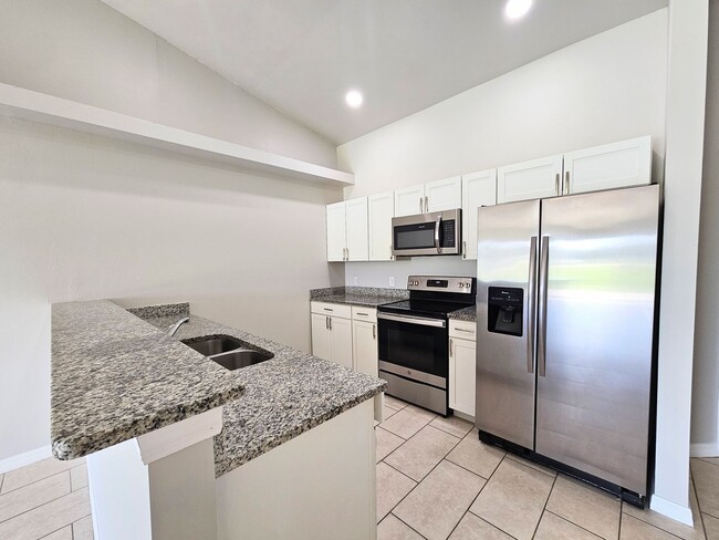 Building Photo - Like New  3 bedroom, 2bath 1 car garage