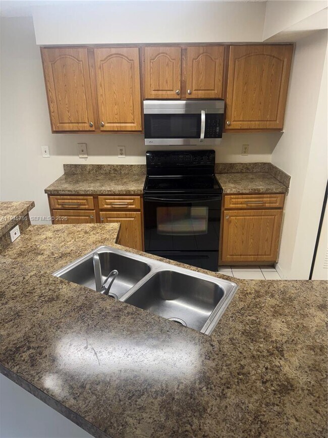 Building Photo - 9999 Summerbreeze Dr