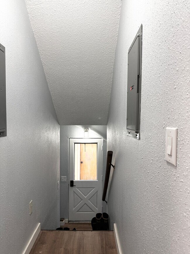 Building Photo - k933w