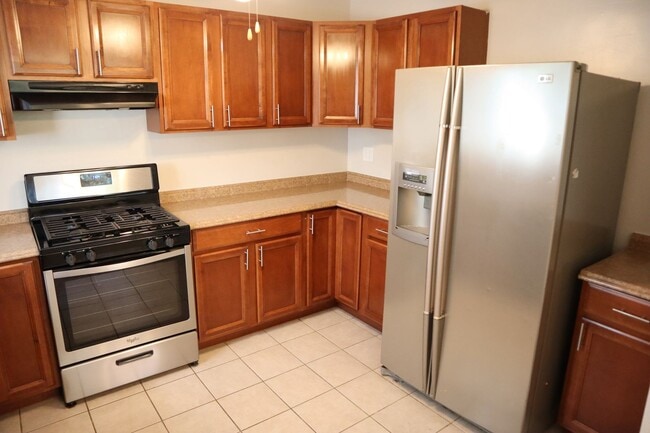 Building Photo - Charming 3-Bedroom, 2-Bath Split-Level Sin...