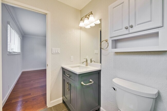 Building Photo - Excellent 3 bedroom, 2 Bath Home with Cent...