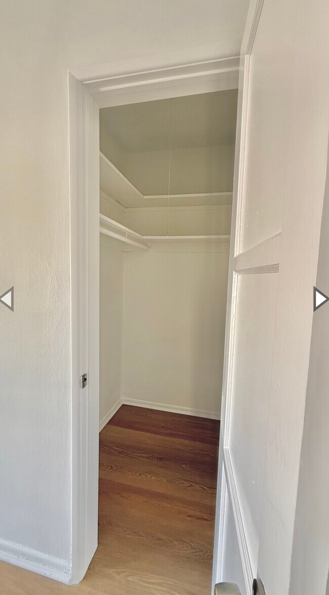 Building Photo - 200 S Sycamore Ave