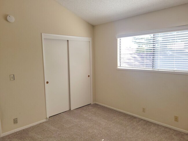 Building Photo - Saratoga 2 Bedroom Upstairs Unit in Great Complex!