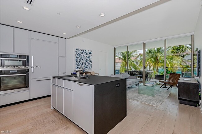 Building Photo - 2 br, 2 bath Condo - 300 Collins Ave Unit 2D