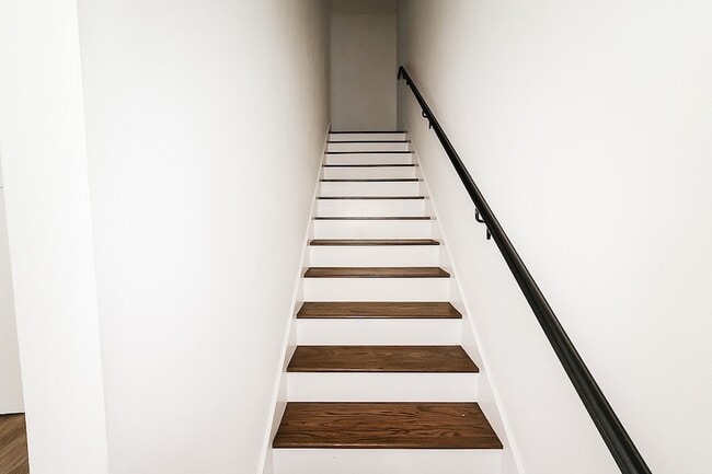 Building Photo - 1931 N Prairie Ave