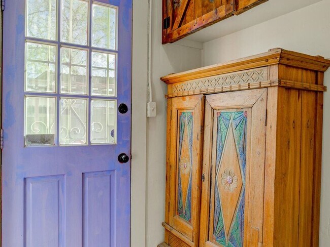 Building Photo - 2 Bedroom 2 Bathroom