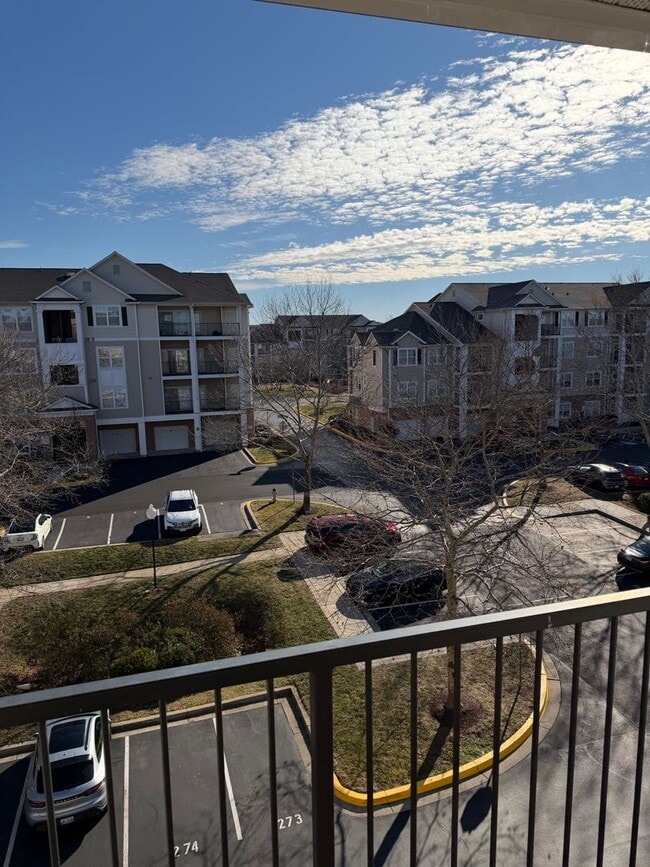 Building Photo - Top Floor 2+2, Walk up, no one above you, 1 res parking space