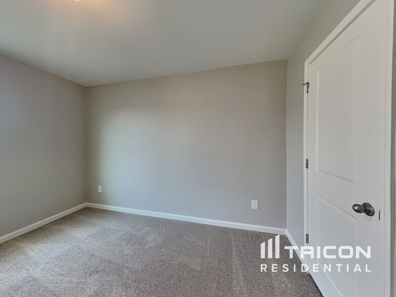 Building Photo - 158 Ingle Dr