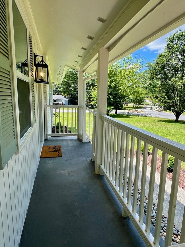 Building Photo - Beautiful Craftsman home in Smyrna