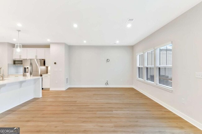 Building Photo - 555 Thatch Ter