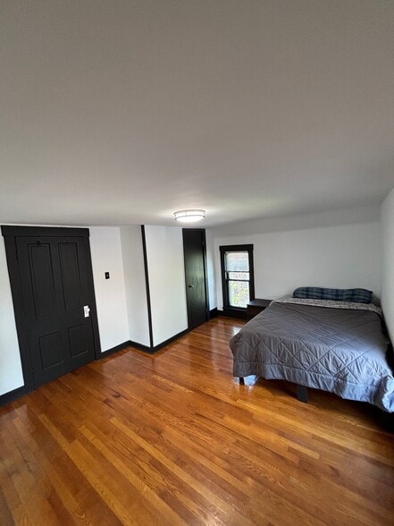 bedroom 2 - 302 W Washington St