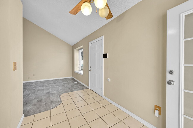 Building Photo - $1,895.00 with $300 OFF First Month's Rent, 2 Bedrooms, 1.5 Bathroom, Single Family Home in Color...