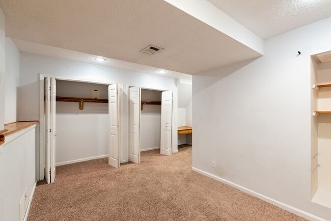 Building Photo - 4 Bed home in Olathe- Quick access to I-35