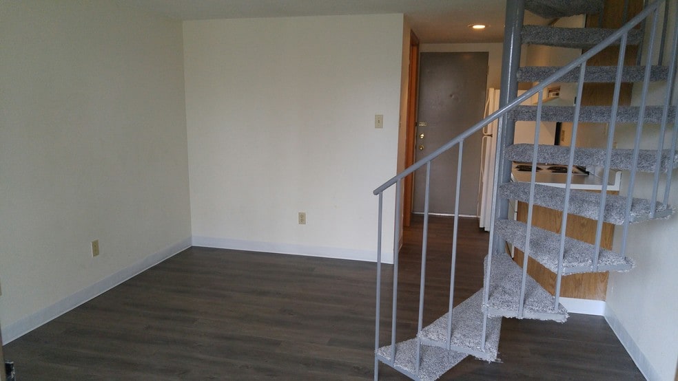 Building Photo - 108 W Charles St