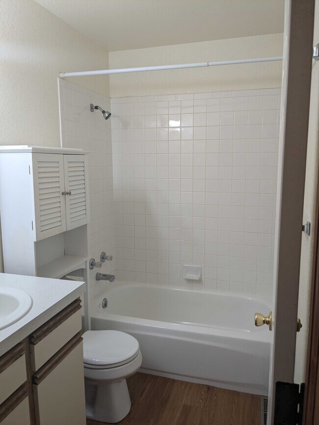 Building Photo - 1621 Underhill Dr