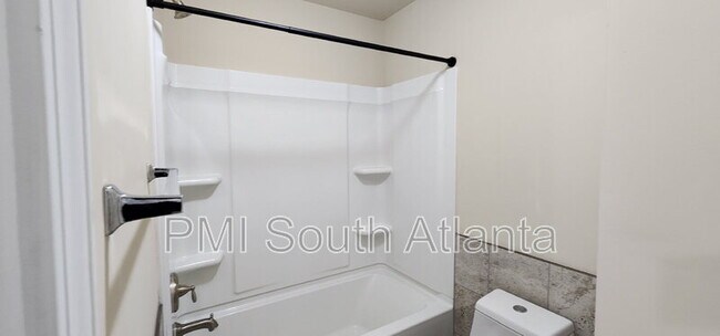 Building Photo - 525 Twelve Oaks Dr