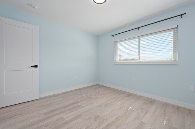 Building Photo - GORGEOUS FULLY RENOVATED 2ND FLOOR 2 BEDRO...