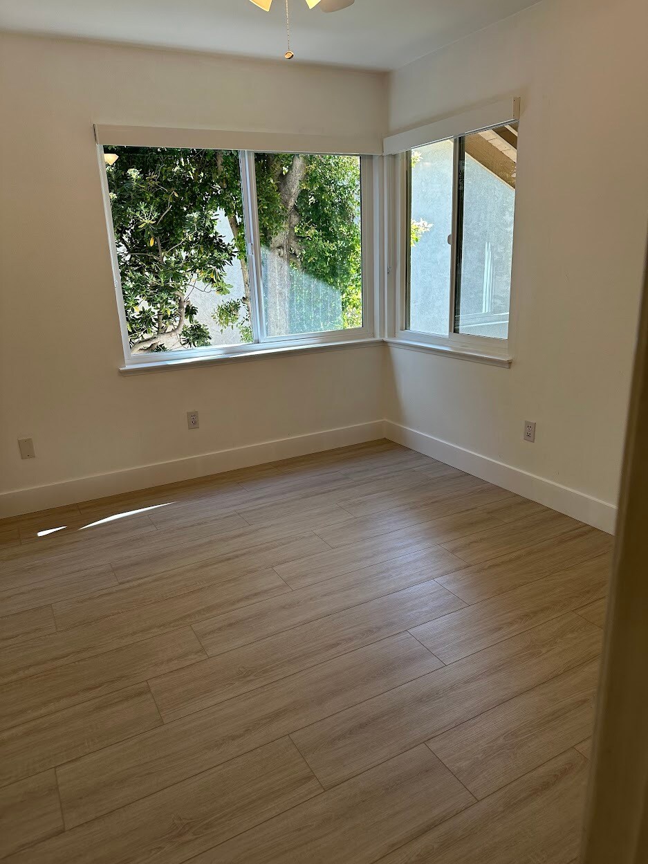 Building Photo - 10136 Hollow Glen Cir