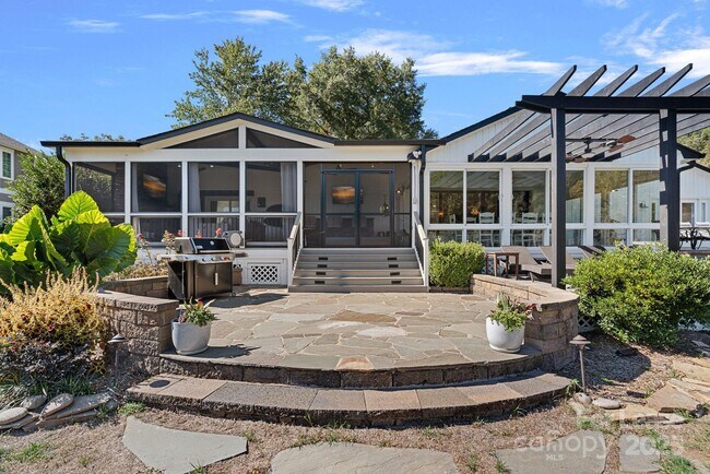 Building Photo - 18026 Whispering Oaks Dr