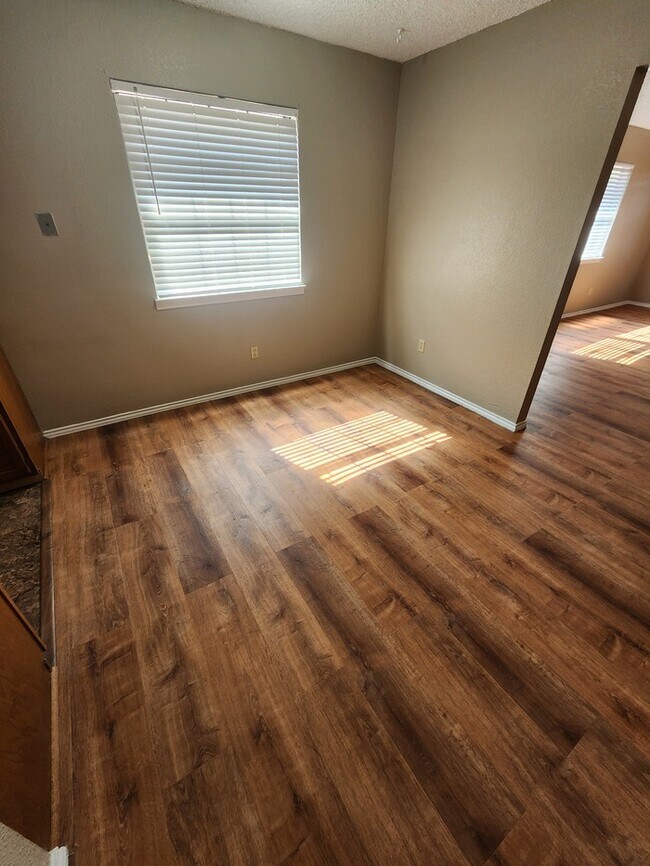 Building Photo - 3 bed 2 bath townhome, 1 car garage and 1 carport