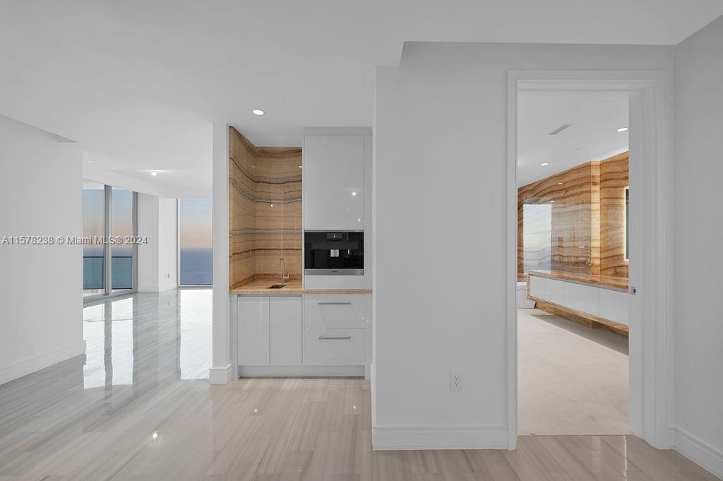 Building Photo - 17901 Collins Ave