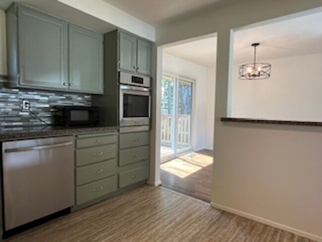 Building Photo - Completely Refreshed 4-Bedroom Shoreline Home