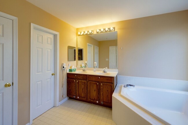 Building Photo - Luxury Townhome in the Heart of the Kentlands