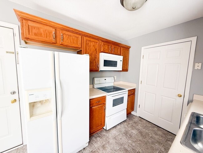 Building Photo - 3 Bedroom 2 Bathroom Home!!