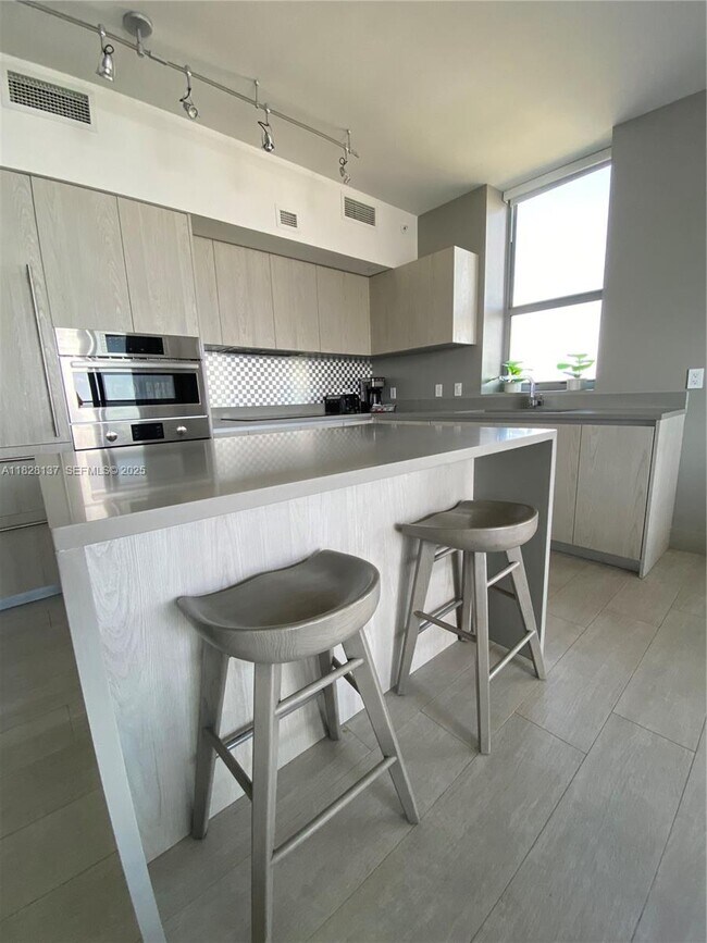 Building Photo - 4010 S Ocean Dr