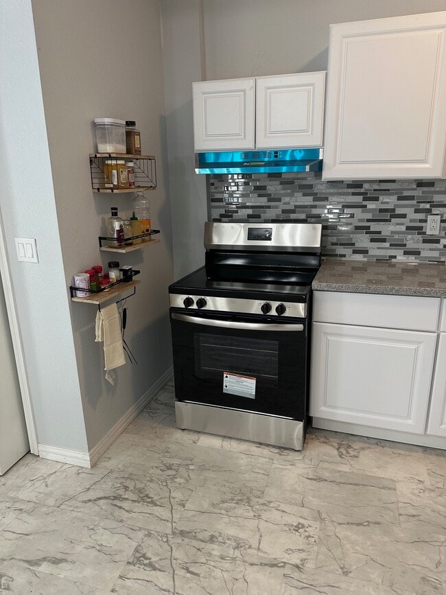 Building Photo - 2703 Areba St