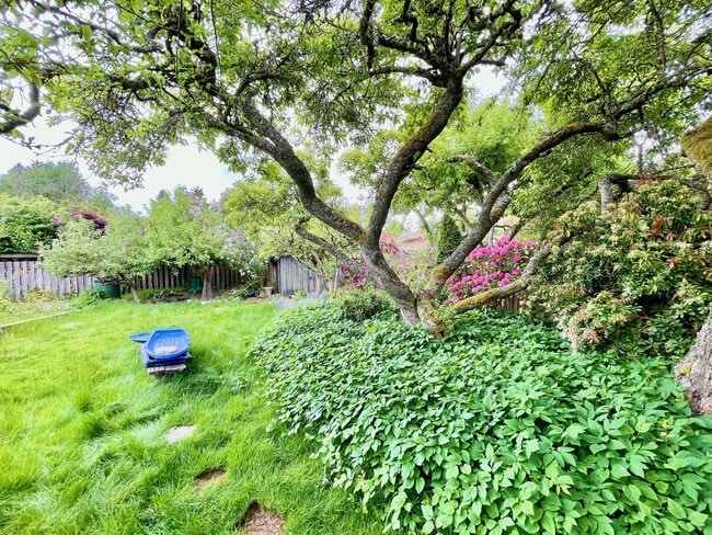Building Photo - Charming  home on quiet street, great loca...