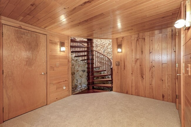 Building Photo - Luxury Riverfront Home