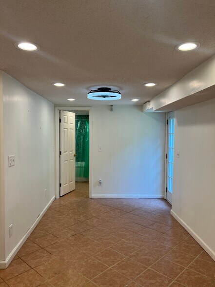 Building Photo - 2210 Shamrock Dr